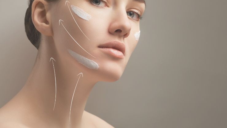 糸リフトの効果を長持ちさせる方法_引き上がっている女性の写真