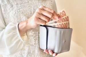 費用を払おうとする女性
