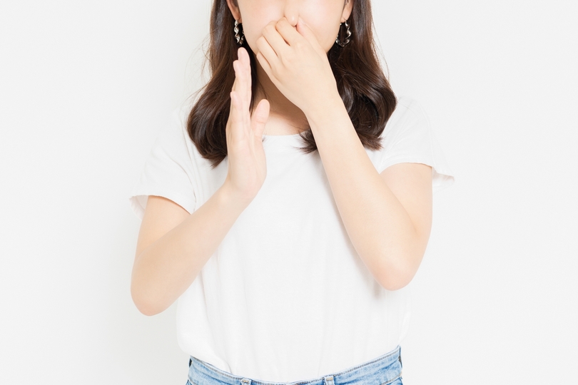 鼻を隠す女性