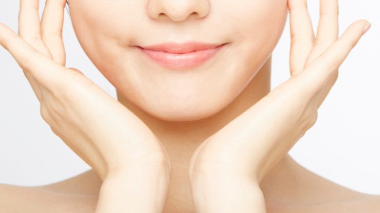 糸リフトはほうれい線に効果なしって本当?理由と長持ちさせる方法を解説_まとめ_フェイスラインが整って笑顔になっている女性