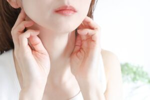フェイスラインを気にする女性