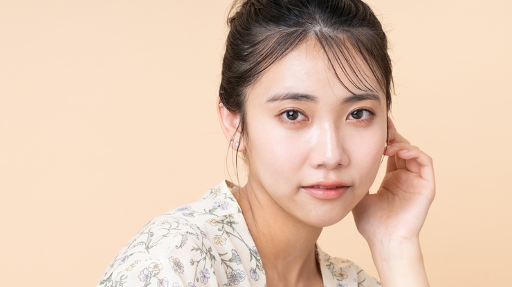 頬杖をつく女性