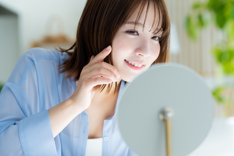 顔のシミを消す方法は？皮膚科でのシミ取りから自宅での予防やケア法を解説